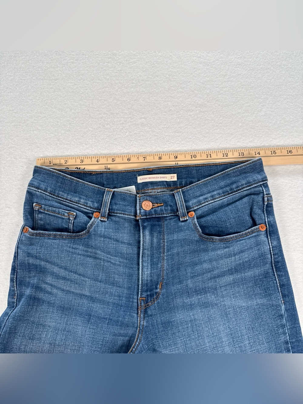 Levi’s Classic Bermuda Jean Shorts Women’s S27 Blue Mid Rise Med Wash Denim Long - Picture 5 of 10